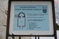 Popisná tabuľa pred kaplnkou