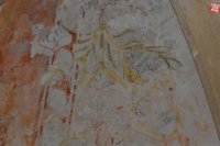 Detail - barokové vetvičky s menami mecénov a fragmenty nápisov