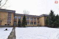 Na snímke základná škola s materskou.