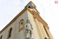 Socha a kostol sv. Andreja v obci Dolná Krupá.