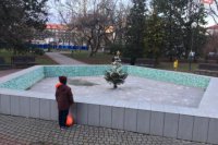 V zime fontánu zdobil malý vianočný stromček.