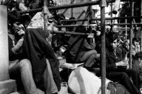 Protestná hladovka mladých ľudí pred vchodom do budovy Univerzity Komenského, pri symbolickom hrobe Danky Košanovej.