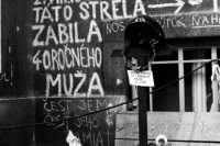 Kríž za obeť streľby, bol ňou kapitán osobnej dopravy Československej plavby dunajskej Ján Holík. Nápis na kríži: "Hrdinovia zomierajú, ale v nepokorenom národe žijú večne".