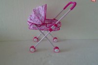 Hlboký kočík pre bábiky FLOWER YARN. Nie je možné vylúčiť riziko poranenia dieťaťa pri manipulácii s kočíkom.