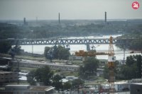 Na snímke pohľad na Prístavný most, v pozadí rafinéria Slovnaft.