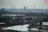Pohľad na rafinériu Slovnaft a v popredí časť bratislavského prístavu.