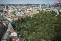 Na snímke pohľad na Staré Mesto a vpravo Ondrejský cintorín.