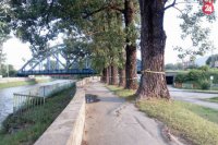 Mnohí Bystričania zostali začiatkom júna prekvapení. Keď sa pri prechádzaní popri Hrone pozreli na stromy, uvideli pásky a nápisy.