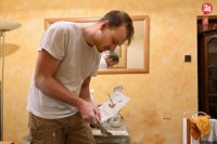 český sochár Matias Fuchs počas výroby odliatkov prsníkov