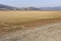 V pozadí obec Bžany.