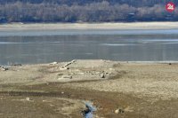 Nízka hladina odhalila aj základy zatopeného rodinného domu.