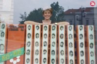 Tatiana Jamborová a tablo maturantov spred štyridsiatich rokov.