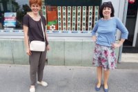 Tatiana Jamborová a Dáša Ondrušková pri table z roku 1979.