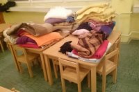 V jedálni na SZŠ DSA Mukačevská sa hromadí jedlo a deky pre otrasených ľudí z vybuchnutého domu.