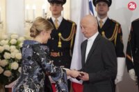 Prezidentka SR Zuzana Čaputová, vpravo Igor Luther  si preberá vyznamenanie Pribinov kríž I. triedy