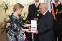 Prezidentka Zuzana Čaputová, vpravo Tibor Soós si preberá vyznamenanie Rad Ľudovíta Štúra II. triedy.