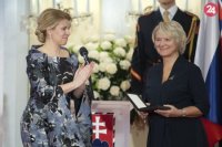 Prezidentka SR Zuzana Čaputová, vpravo Mária Šustrová si preberá vyznamenanie Pribinov kríž II. triedy.