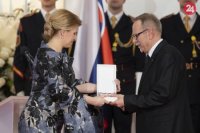 Prezidentka SR Zuzana Čaputová, vpravo Pavel Sadloň si preberá vyznamenanie Rad Ľudovíta Štúra II. triedy.