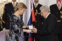 Prezidentka SR Zuzana Čaputová, vpravo Rudolf Urc si preberá vyznamenanie Pribinov kríž I. triedy.