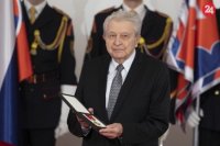 Režisér, scenárista, dramaturg  - významný umelec v oblasti filmového umenia a najmä animovaného filmu Rudolf Urc si preberal vyznamenanie Pribinov kríž I. triedy.