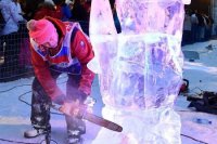 Člen slovenského tímu dokončuje ľadovú sochu počas prvého dňa medzinárodných majstrovstiev v stavaní ľadových sôch Tatry Ice Master na Hrebienku vo Vysokých Tatrách 19. januára 2020.