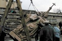 12. december 2000 - Pri Farskom kostole osadili pätmetrové súšošie Cyrila a Metoda. Mesto Žilina zaň zaplatilo okolo 5 miliónov korún