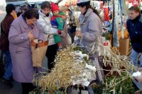 20. december 2000 - Žilinčania si obzerajú tovar na vianočnom trhovisku.