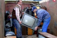 8. december 2000 - Zber starej elektroniky v Žiline. Žiadne ploché obrazovky nečakajte :)