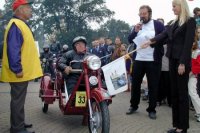 16. august 2000 - Žilinský zraz historických vozidiel. Na fotke súťažiaceho Miroslava Straku na Jawe ortopedia odštartovala misska Janka Horečná za asistencie riaditeľa pretekov Pavla Skálu.