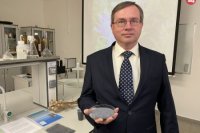 Na snímke Jozef Féjer z Katedry ekológie Fakulty humanitných a prírodných vied Prešovskej univerzity v Prešove s vyšľachtenou a registrovanou odrodou maku siateho s názvom Azurit.