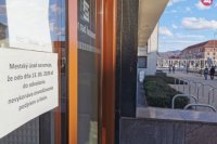 Na vstupných dverách Mestského úradu visí oznam o obmedzeniach, s ktorými majú Žiarčania najbližšie týždne počítať.