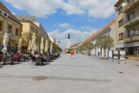 Aj takto si vychutnávajú Trnavčania letné terasy v centre mesta.