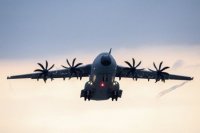 Na snímke lietadlo Airbus A400M nemeckých vzdušných síl odlieta z dolnosaského vojenského letiska Wunstorf do Kábulu 16. augusta 2021.
