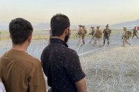 Americkí vojaci na medzinárodnom letisku  Hámida Karzaja v Kábule v utorok 17. augusta 2021.