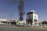 Dym stúpa počas bojov medzi Talibanom a afganskými bezpečnostnými silami v Kandaháre, juhozápadne od Kábulu 12. augusta 2021.