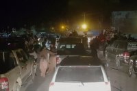 Afganské vojenské vozidlá odchádzajú z Kandaháru 12. augusta 2021 počas bojov medzi Talibanom a afganskými bezpečnostnými silami.