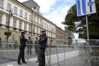 Policajné zátarasy pred budovou Ústavného súdu SR v Košiciach