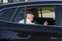 pápež František prichádza v aute na privítací ceremoniál v Prezidentskom paláci