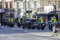 kolóna vozidiel s policajným doprovodom s pápežom Františkom počas presunu do Prezidentského paláca