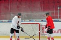 Hokejisti začali s prvým vykorčuľovaním pred premiérovým zápasom.