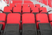 Sedadlá červenej farby už sú na zimnom štadióne namontované.