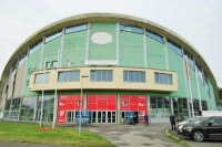 Pohľad na zimný štadión od rieky Torysa.