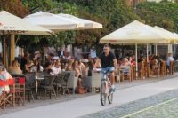 Pohľad na leto v Košiciach, kde na terasy chodilo oveľa viac ľudí, ako v Prešove.