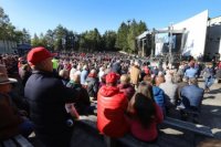 Na snímke účastníci protivládneho podujatia "čapicový protest", ktorý zorganizoval poslanec Národnej rady SR (NR SR) Robert Fico (Smer-SD), ku ktorému sa pridali strany SNS a Republika v Rimavskej Sobote 17. októbra 2021.