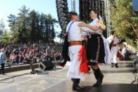 Na snímke kultúrny program počas počas protivládneho podujatia "čapicový protest".