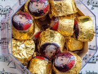 Možno ste sa ešte s originálnymi guľkami v striebornom obale nestretli, ale určite poznáte tie červeno-zlaté.