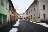 V Kremnici (okres Žiar nad Hronom) sa ešte drží starší sneh. Nová nádielka začala padať až popoludní.