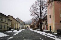 V Kremnici (okres Žiar nad Hronom) sa ešte drží starší sneh. Nová nádielka začala padať až popoludní.