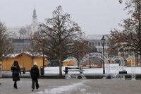 Silné sneženie vo štvrtok 9. decembra zasiahlo aj Nitru. Pohľad na Svätoplukovo námestie