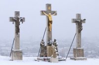 Silné sneženie vo štvrtok 9. decembra zasiahlo aj Nitru. Pohľad na súsošie na Kalvárii